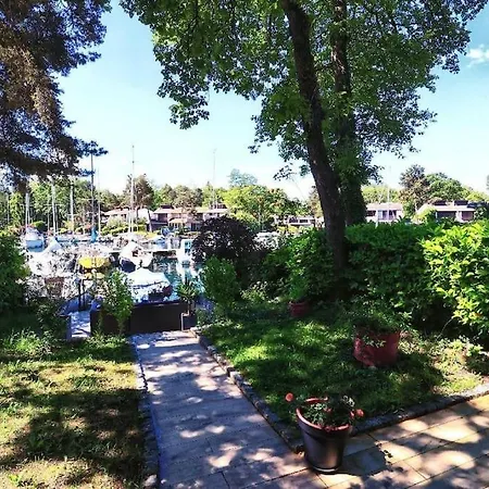 Hotel Le Bonheur Les Pieds Dans L'eau 4*